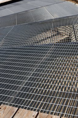 İsrail'de büyük bir şehrin sokaklarında inşaat ve mimari geometrik şekiller 