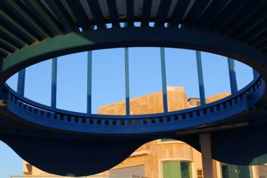 İsrail'de büyük bir şehrin sokaklarında inşaat ve mimari geometrik şekiller 