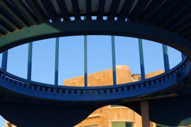 İsrail'de büyük bir şehrin sokaklarında inşaat ve mimari geometrik şekiller 