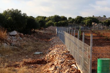 İsrail Devleti'nin kuzeyinde Akdeniz kıyısında bir şehir parkı çit 
