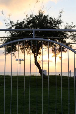 İsrail Devleti'nin kuzeyinde Akdeniz kıyısında bir şehir parkı çit 