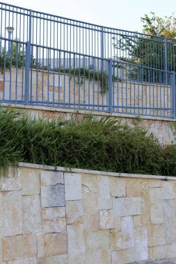 İsrail Devleti'nin kuzeyinde Akdeniz kıyısında bir şehir parkı çit 