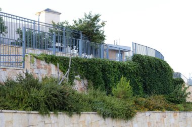 İsrail Devleti'nin kuzeyinde Akdeniz kıyısında bir şehir parkı çit 