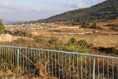 İsrail Devleti'nin kuzeyinde Akdeniz kıyısında bir şehir parkı çit 