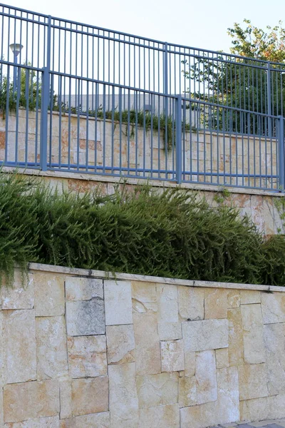 İsrail Devleti'nin kuzeyinde Akdeniz kıyısında bir şehir parkı çit 