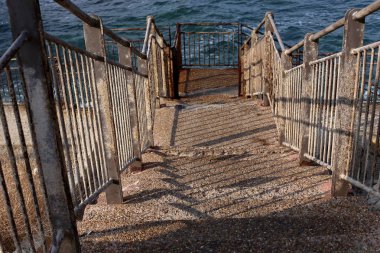 İsrail Devleti'nin kuzeyinde Akdeniz kıyısında bir şehir parkı çit 