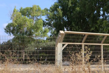 İsrail Devleti'nin kuzeyinde Akdeniz kıyısında bir şehir parkı çit 