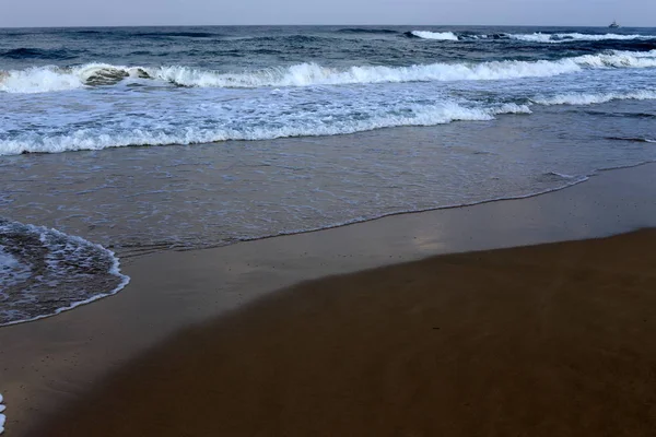 在以色列北部的地中海的荒芜的海岸 — 图库照片