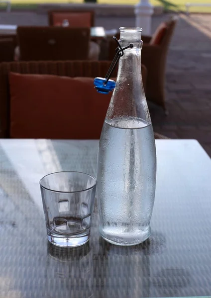 Kallt Dricksvatten Hälls Plastmugg Och Flaska — Stockfoto