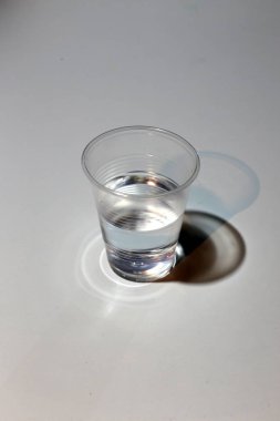 soğuk içme suyu plastik bir bardak ve şişe dökülür 