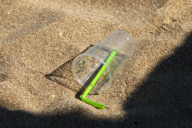 soğuk içme suyu plastik bir bardak ve şişe dökülür 