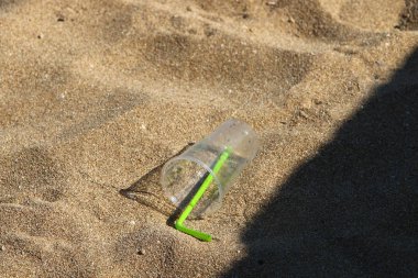 soğuk içme suyu plastik bir bardak ve şişe dökülür 