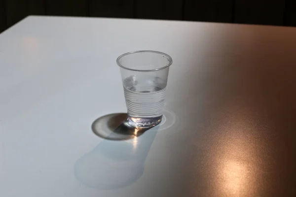 Eau Potable Froide Est Versée Dans Une Tasse Une Bouteille — Photo