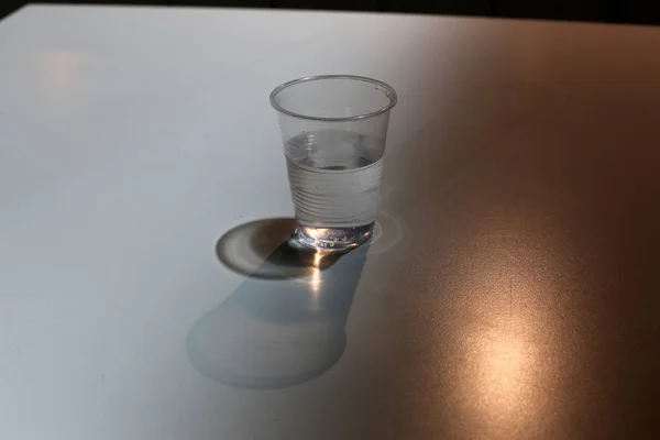 Κρύο Πόσιμο Νερό Χύνεται Ένα Πλαστικό Κύπελλο Και Φιάλη — Φωτογραφία Αρχείου
