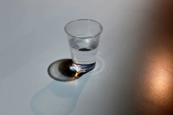 Kaltes Trinkwasser Wird Plastikbecher Und Flasche Gegossen — Stockfoto