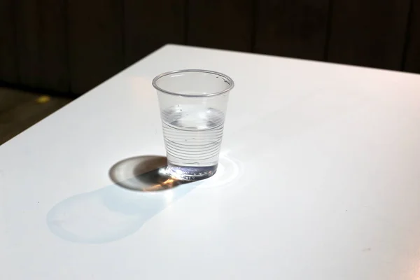 Soğuk Içme Suyu Plastik Bir Bardak Şişe Dökülür — Stok fotoğraf