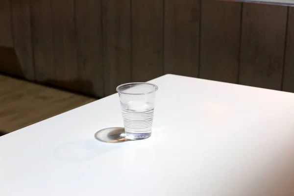 Studená Pitná Voda Nalije Plastového Kelímku Lahve — Stock fotografie