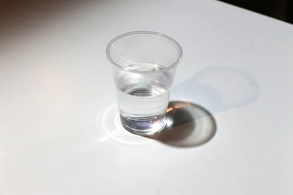 Acqua Potabile Fredda Viene Versata Bicchiere Plastica Bottiglia — Foto Stock