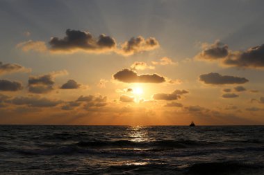 Güneş Kuzey Israil 'de Akdeniz 'de ufukta yer alan ve gece düşüyor 