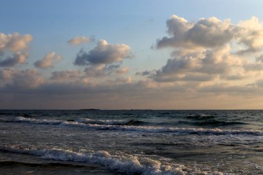 Güneş Kuzey Israil 'de Akdeniz 'de ufukta yer alan ve gece düşüyor 