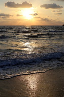 Güneş Kuzey Israil 'de Akdeniz 'de ufukta yer alan ve gece düşüyor 