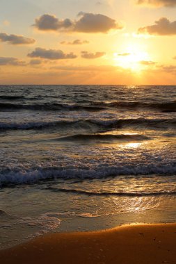 Güneş Kuzey Israil 'de Akdeniz 'de ufukta yer alan ve gece düşüyor 