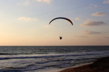 Güneş Kuzey Israil 'de Akdeniz 'de ufukta yer alan ve gece düşüyor 