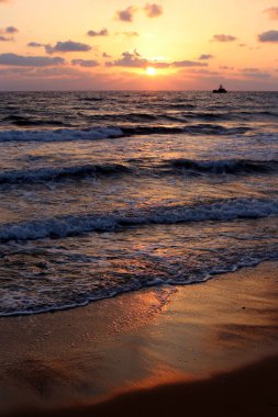 Güneş Kuzey Israil 'de Akdeniz 'de ufukta yer alan ve gece düşüyor 