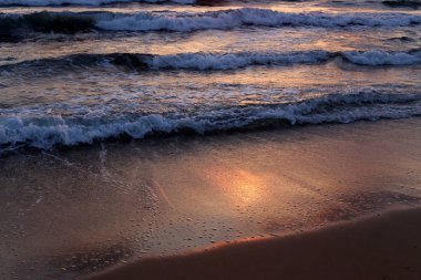 Güneş Kuzey Israil 'de Akdeniz 'de ufukta yer alan ve gece düşüyor 