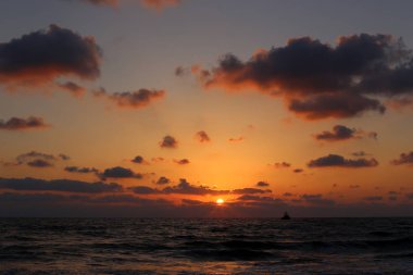 Güneş Kuzey Israil 'de Akdeniz 'de ufukta yer alan ve gece düşüyor 