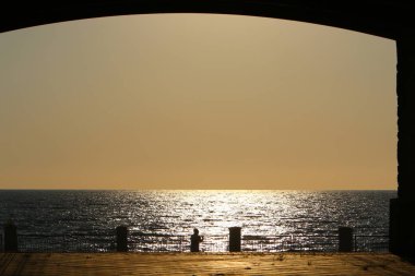 Güneş Kuzey Israil 'de Akdeniz 'de ufukta yer alan ve gece düşüyor 