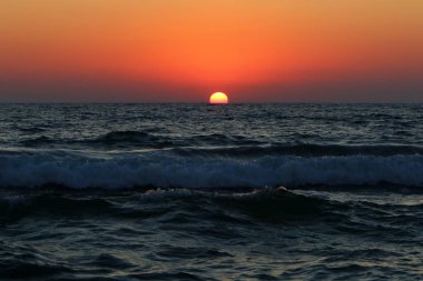 Güneş Kuzey Israil 'de Akdeniz 'de ufukta yer alan ve gece düşüyor 