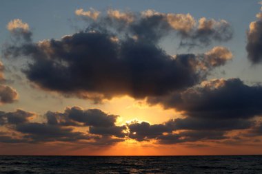 Güneş Kuzey Israil 'de Akdeniz 'de ufukta yer alan ve gece düşüyor 