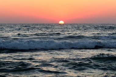 Güneş Kuzey Israil 'de Akdeniz 'de ufukta yer alan ve gece düşüyor 