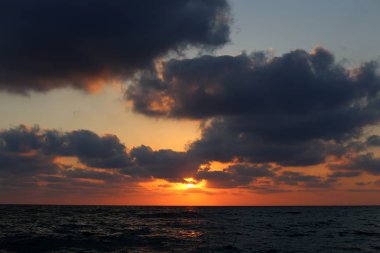 Güneş Kuzey Israil 'de Akdeniz 'de ufukta yer alan ve gece düşüyor 
