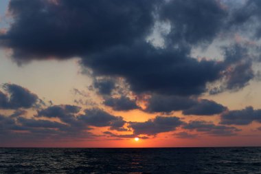 Güneş Kuzey Israil 'de Akdeniz 'de ufukta yer alan ve gece düşüyor 