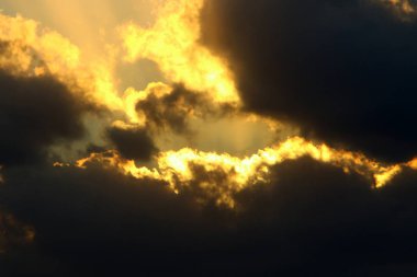 Güneş Kuzey Israil 'de Akdeniz 'de ufukta yer alan ve gece düşüyor 