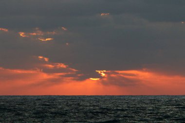 Güneş Kuzey Israil 'de Akdeniz 'de ufukta yer alan ve gece düşüyor 