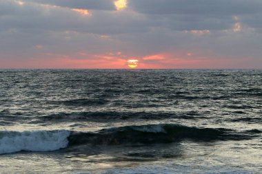 Güneş Kuzey Israil 'de Akdeniz 'de ufukta yer alan ve gece düşüyor 
