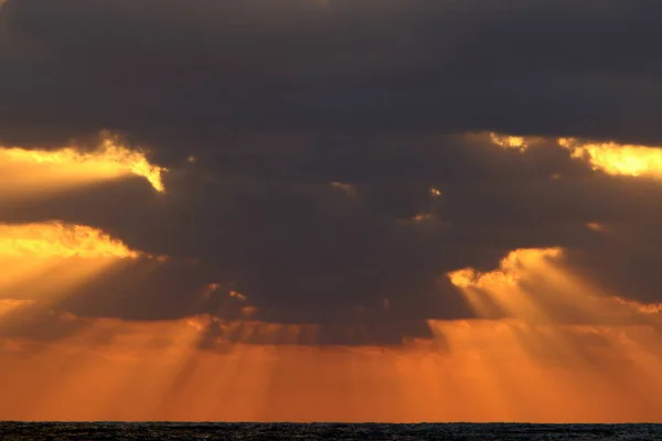 Slunce Zapadá Přes Obzor Středozemním Moři Severním Izraeli Noc Padá — Stock fotografie