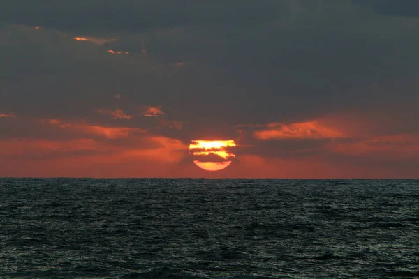Sol Pone Sobre Horizonte Mar Mediterráneo Norte Israel Cae Noche — Foto de Stock