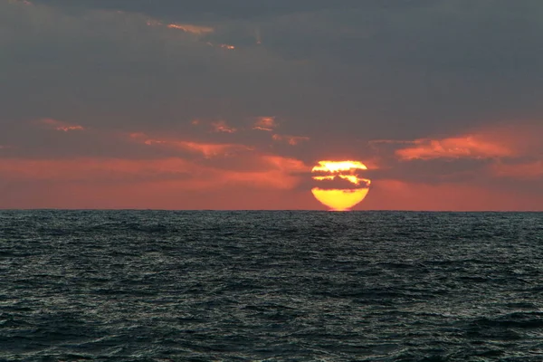 Sol Põe Sobre Horizonte Mar Mediterrâneo Norte Israel Noite Cai — Fotografia de Stock