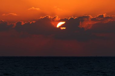 Güneş Kuzey Israil 'de Akdeniz 'de ufukta yer alan ve gece düşüyor 