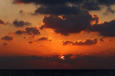 Güneş Kuzey Israil 'de Akdeniz 'de ufukta yer alan ve gece düşüyor 