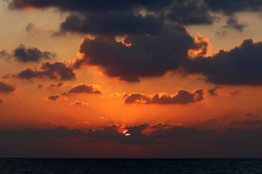 Güneş Kuzey Israil 'de Akdeniz 'de ufukta yer alan ve gece düşüyor 