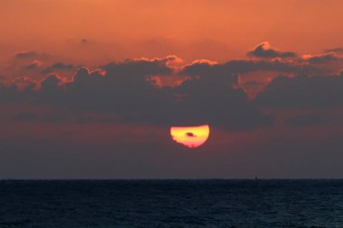 Güneş Kuzey Israil 'de Akdeniz 'de ufukta yer alan ve gece düşüyor 