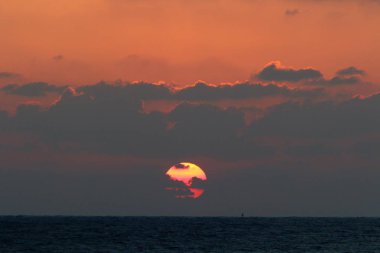 Güneş Kuzey Israil 'de Akdeniz 'de ufukta yer alan ve gece düşüyor 