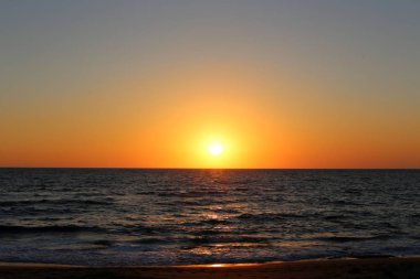 Güneş Kuzey Israil 'de Akdeniz 'de ufukta yer alan ve gece düşüyor 