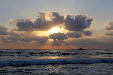 Güneş Kuzey Israil 'de Akdeniz 'de ufukta yer alan ve gece düşüyor 