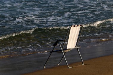 Israil Eyaleti kuzeyinde Akdeniz kıyısında dinlenme maliyetleri için sandalye 